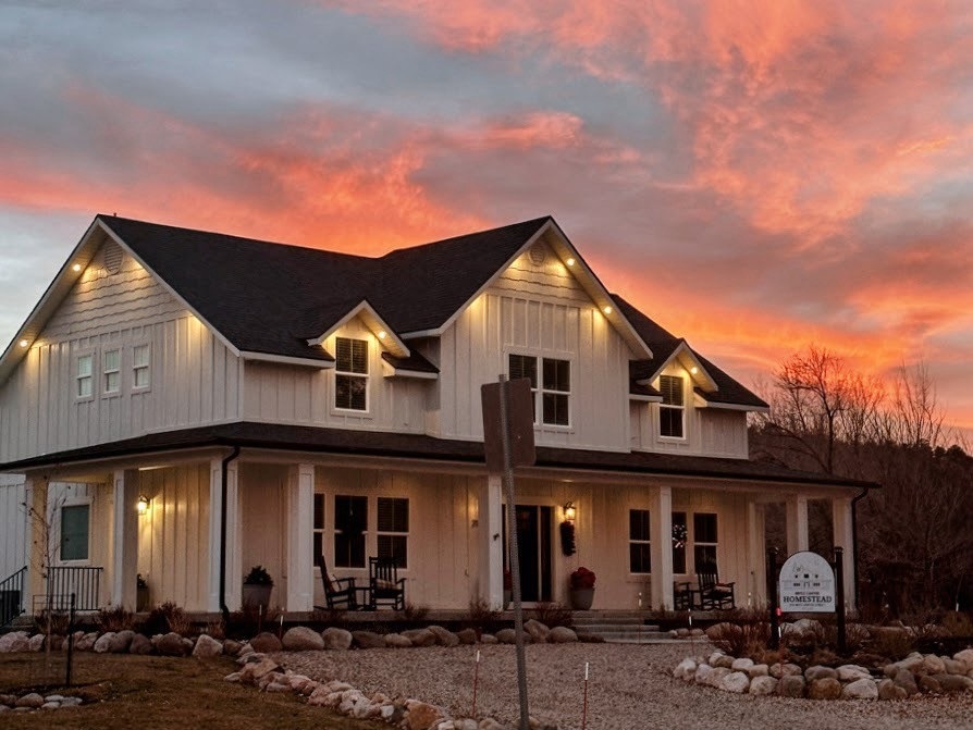 Front exterior of Bryce Canyon Homestead at sunset